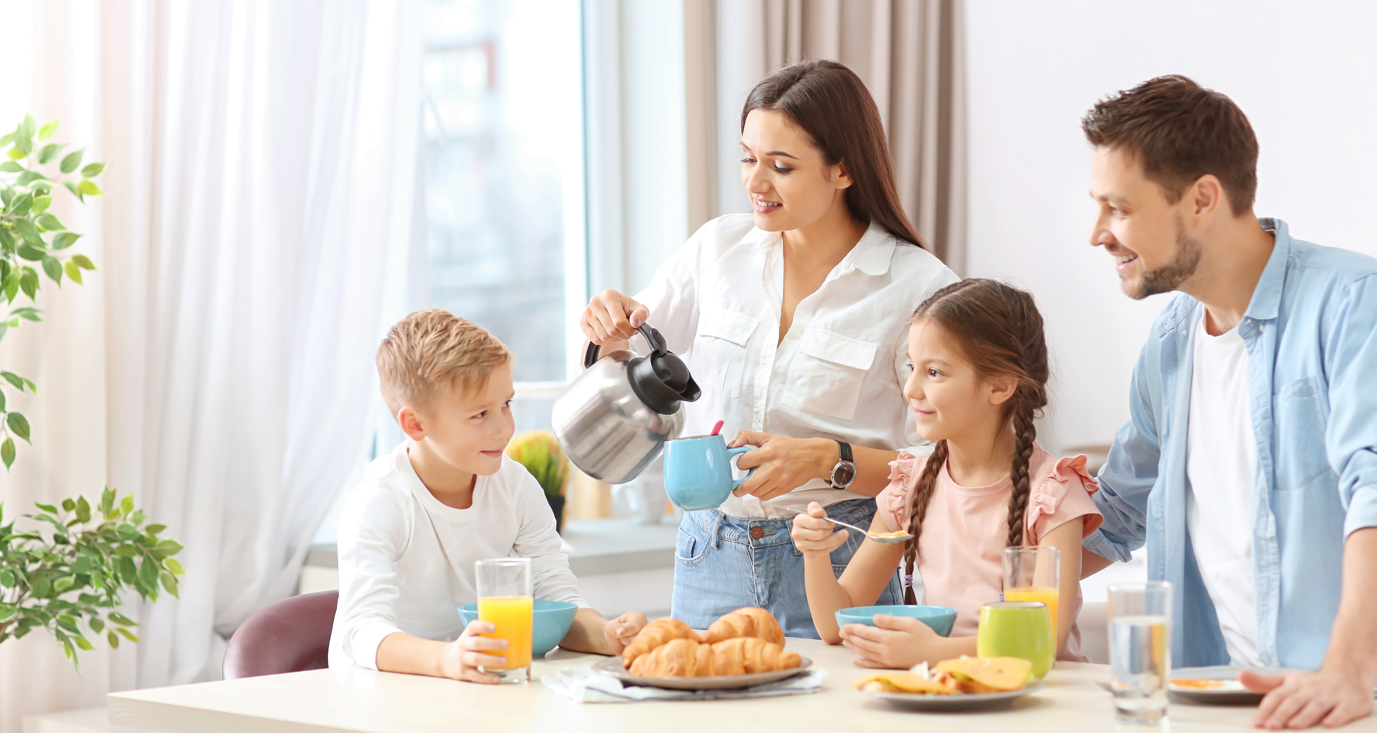 famille petit dejeuner